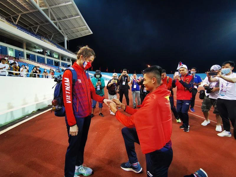 Tiến Trọng cầu hôn bạn gái Phương Trinh trong sự chứng kiến của các cổ động viên và giới truyền thông trên sân Mỹ Đình. ẢNH: BTC SEA GAMES 31