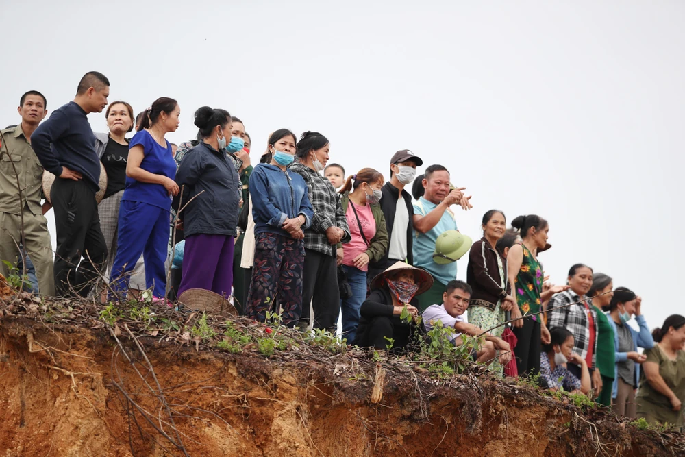 Người dân xem các tay đua thi đấu. ẢNH: ANH ĐỒNG