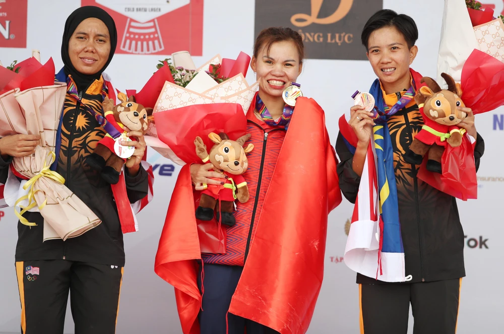 Tay đua nữ Đinh Thị Như Quỳnh vui mừng với chiếc HCV đua xe đạp địa hình. ẢNH: ANH ĐỒNG