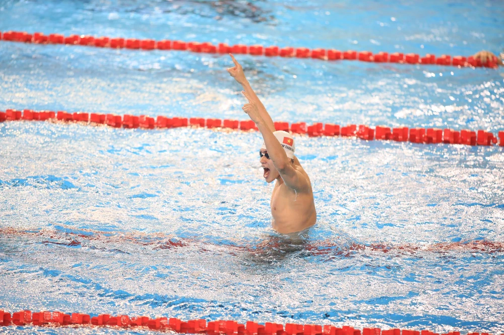 Phạm Thanh Bảo phấn khích sau khi giành HCV đầy bất ngờ. ẢNH: ANH PHƯƠNG