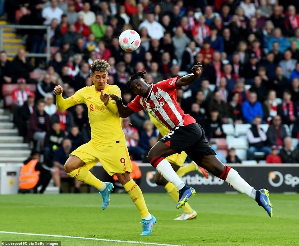 Firmino đánh đầu ghi bàn không được công nhận vì việt vị. ẢNH: GETTY