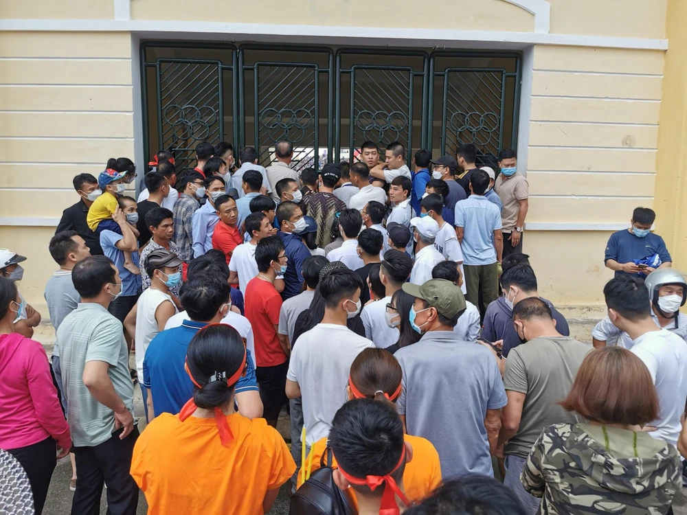 Các CĐV chờ đợi trước cổng để được vào sân.