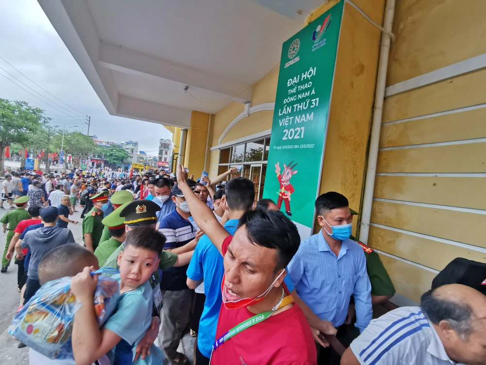 Các CĐV nô nức đi xem đội khách thi đấu.