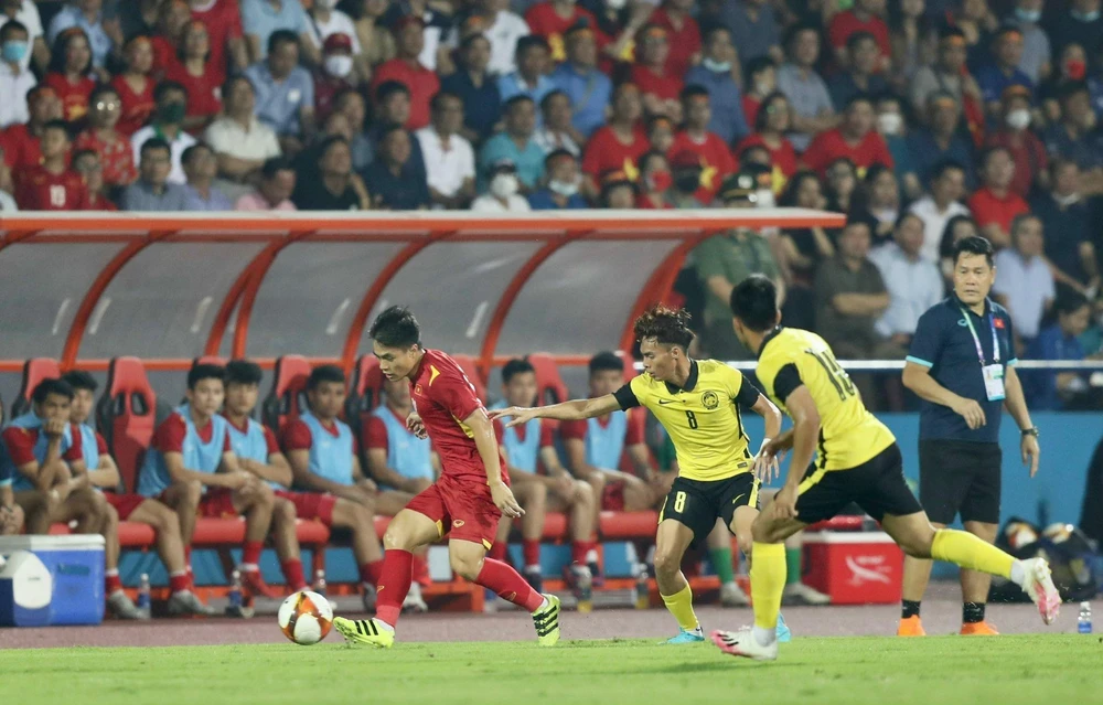 U-23 Việt Nam và U-23 Malaysia vẫn chưa tìm được bàn thắng trong hiệp 1. ẢNH: ANH PHƯƠNG