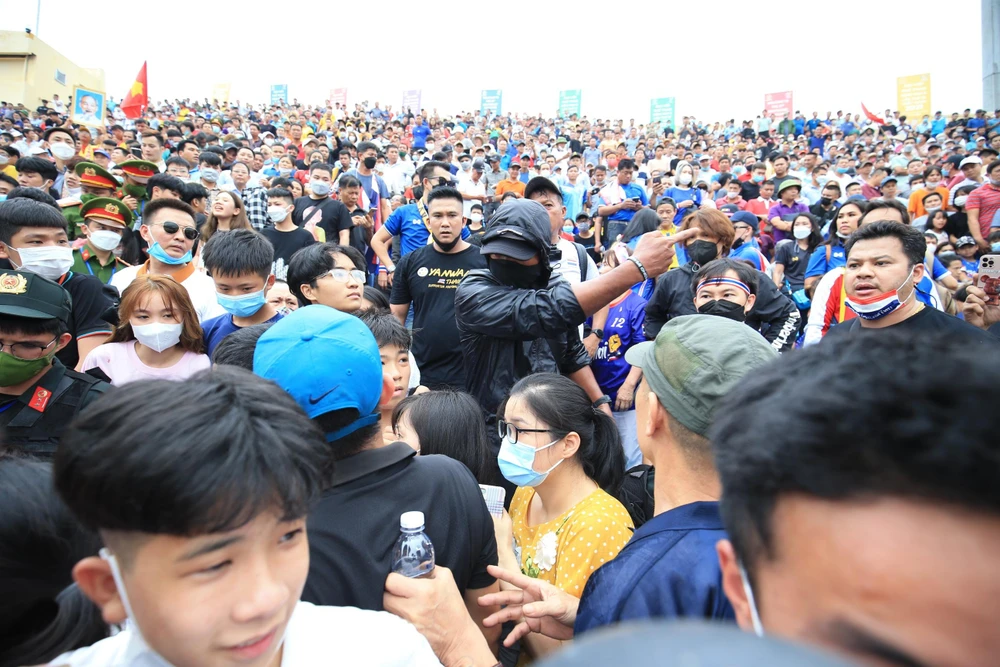 Các CĐV Thái Lan bên trong sân Thiên Trường.