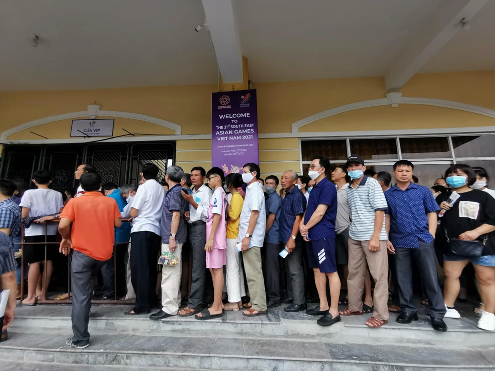 Các CĐV nô nức đi xem đội khách thi đấu.