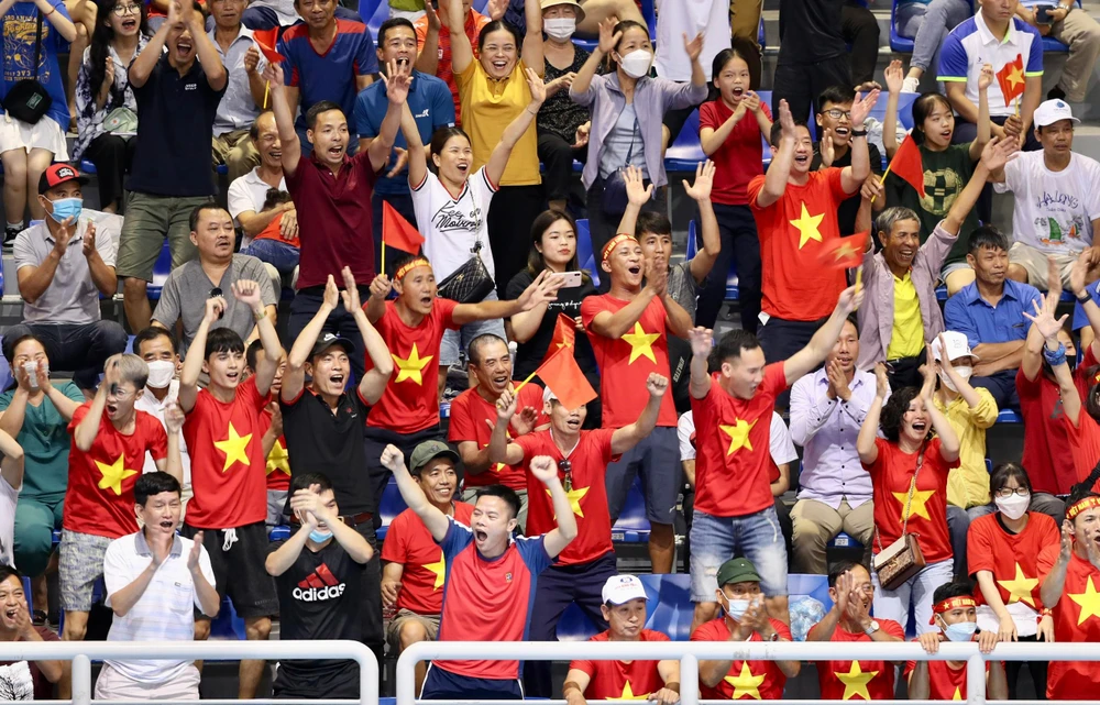 ... cộng thêm sự tiếp lửa của hàng vạn CĐV Việt Nam... ... cộng thêm sự tiếp lửa của hàng vạn CĐV Việt Nam...