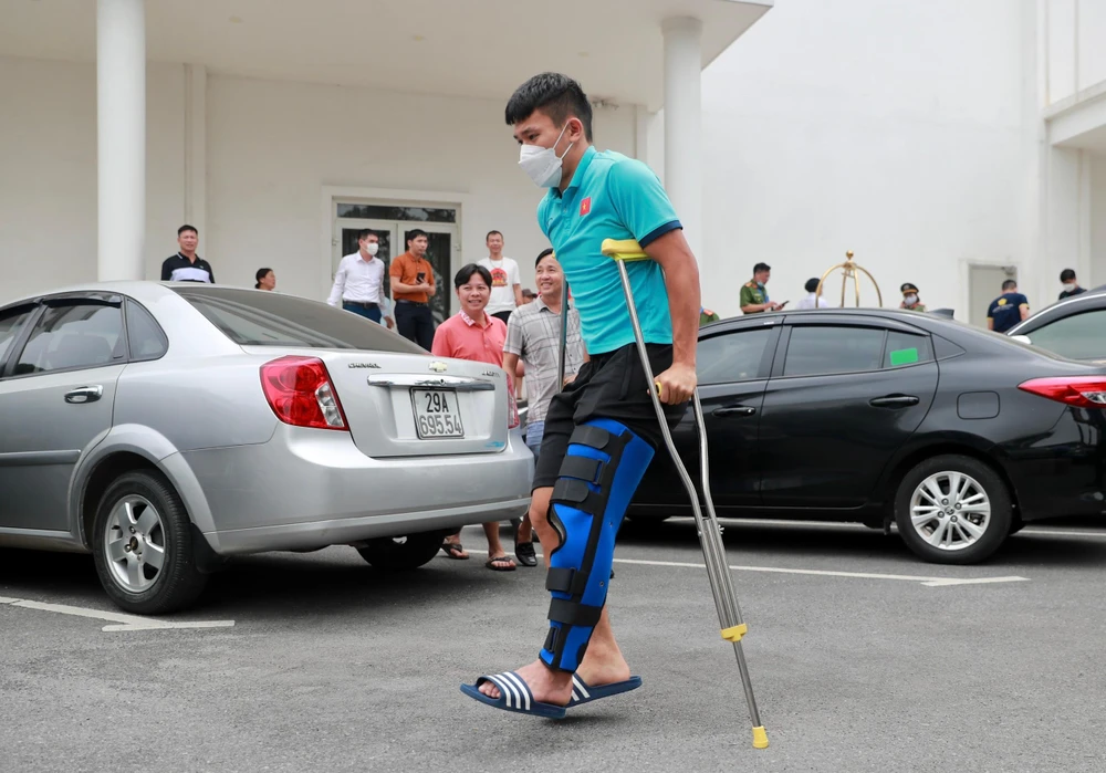 Lê Văn Xuân phải mang nạng sau khi dính chấn thương nặng trong trận đấu với Malaysia.