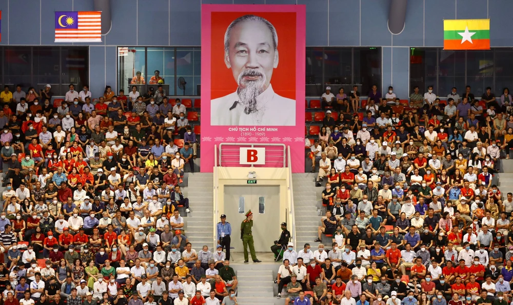 Các CĐV ngồi chật kín nhà thi đấu Đại Yên. Các CĐV ngồi chật kín nhà thi đấu Đại Yên.