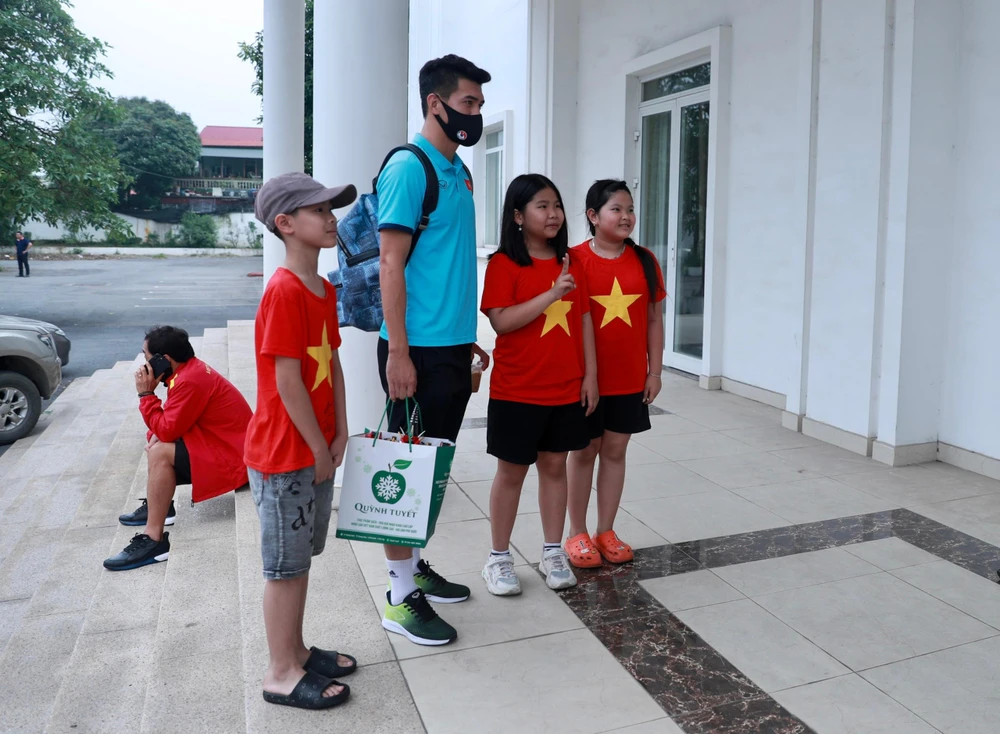 Tiến Linh chụp ảnh với fan hâm mộ.