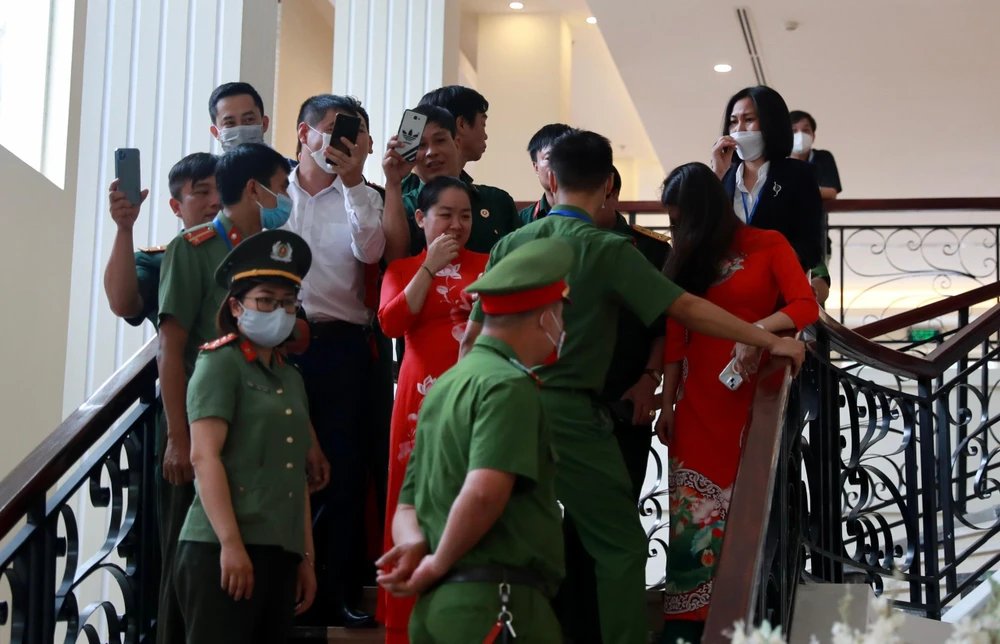 ... trong vòng vây của người hâm mộ.