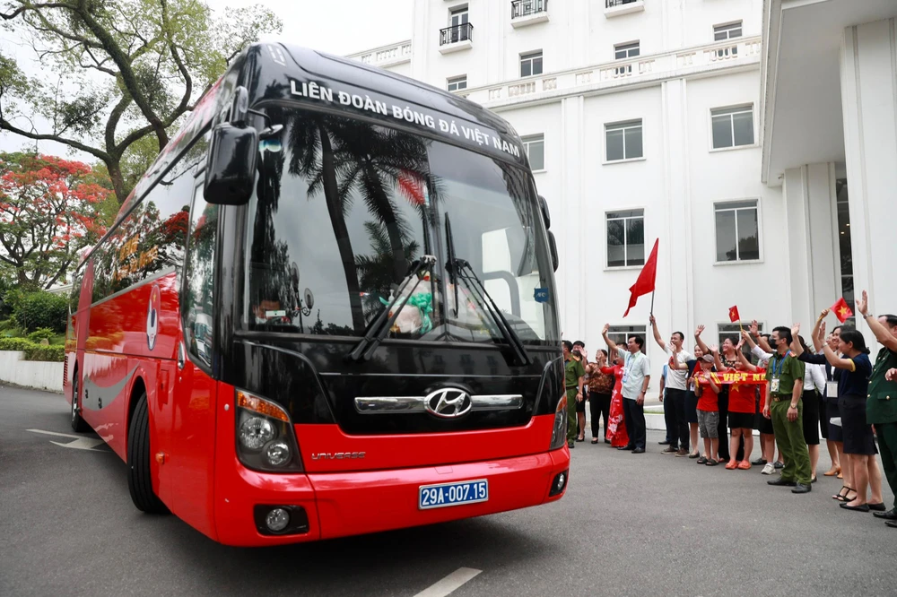 Người hâm mộ ở Phú Thọ chia tay thầy trò HLV Park Hang-seo.