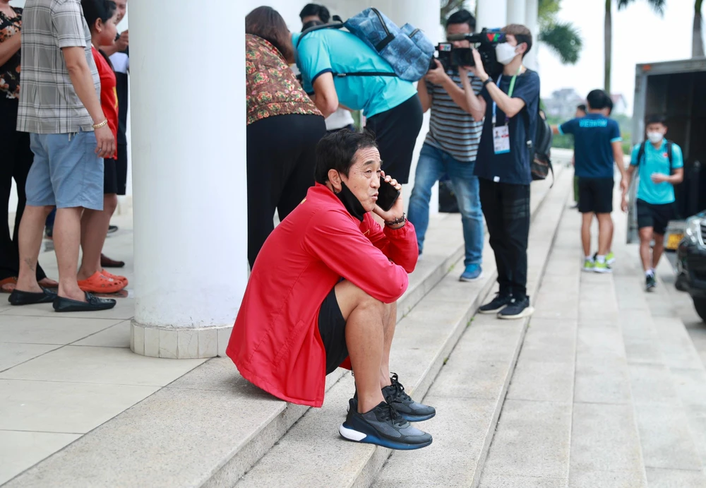 Trợ lý Lee Young-jin ngồi nghe điện thoại.