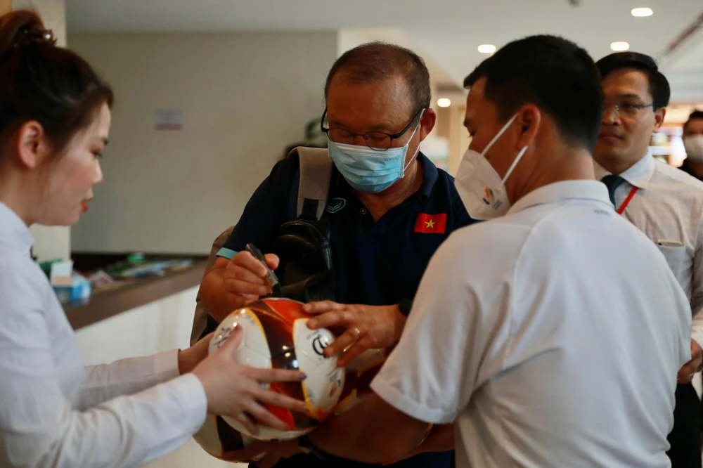 HLV Park Hang-seo ký tặng người hâm mộ.