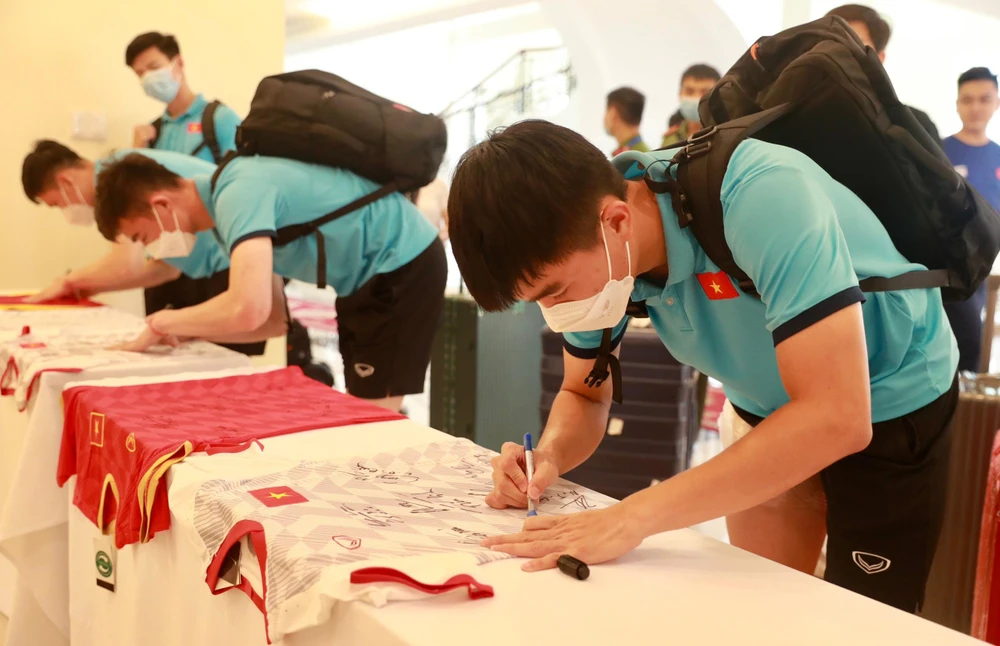 Các cầu thủ U-23 Việt Nam ký tặng vào áo đấu.