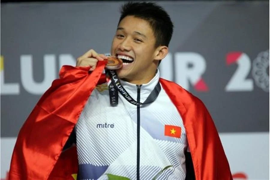 Lê Nguyễn Paul hạnh phúc với chiếc HCV SEA Games. NGUỒN ẢNH: BTC SEA GAMES 31