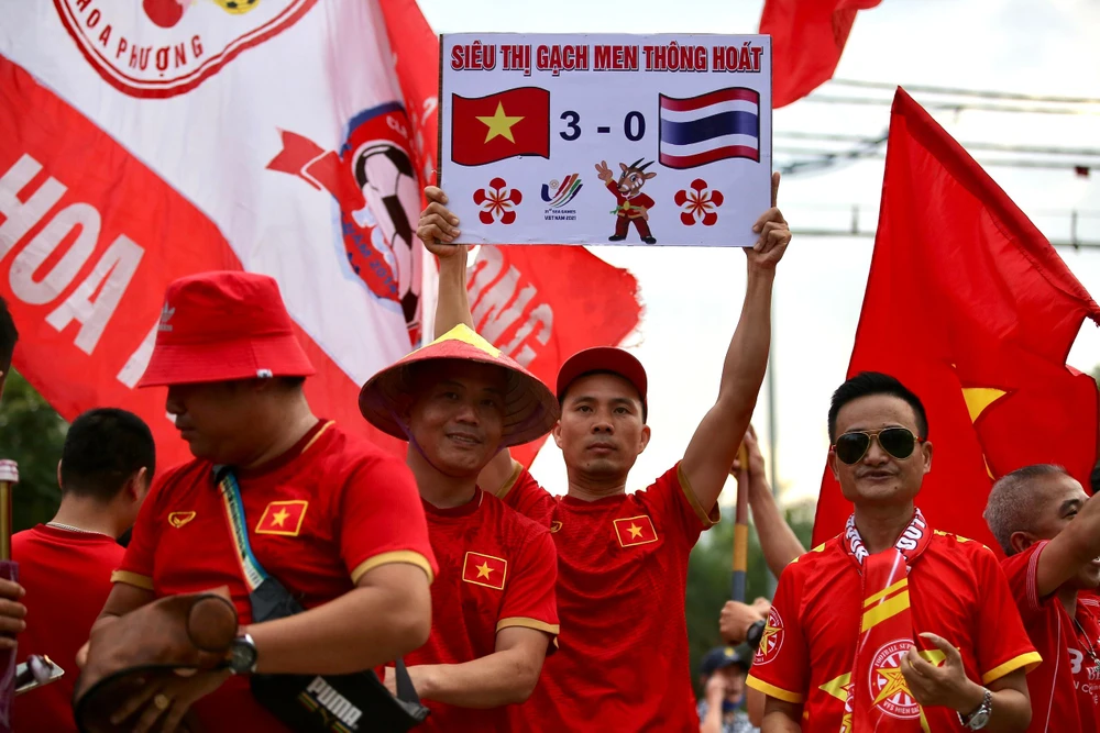 Fan hâm mộ mong đợi nữ Việt Nam thắng Thái Lan 3-0. ẢNH: ANH PHƯƠNG