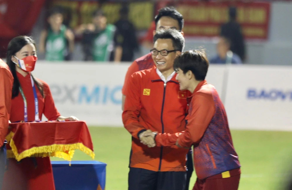 Phó Thủ tướng Vũ Đức Đam cười rất tươi trao huy chương vàng cho các cô gái vàng.