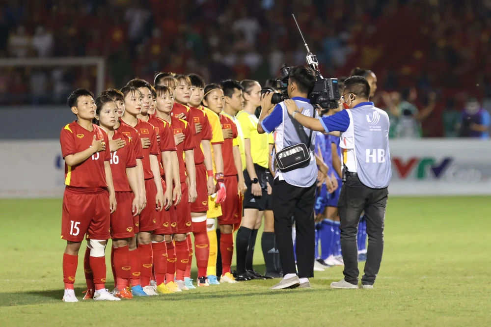 ... tiếp lửa cho các cô gái Việt Nam trong trận chung kết SEA Games 31 với Thái Lan.