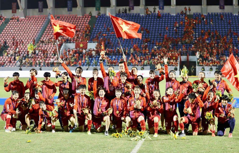 Các nữ cầu thủ Việt Nam chụp ảnh lưu niệm.