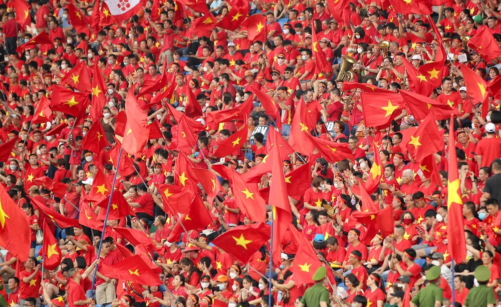 Người hâm mộ nhuộm đỏ sân Cẩm Phả. ẢNH: ANH PHƯƠNG