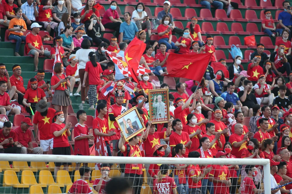 CĐV trên sân Cẩm Phả là cầu thủ thứ 12 của tuyển nữ Việt Nam. ẢNH: ANH PHƯƠNG