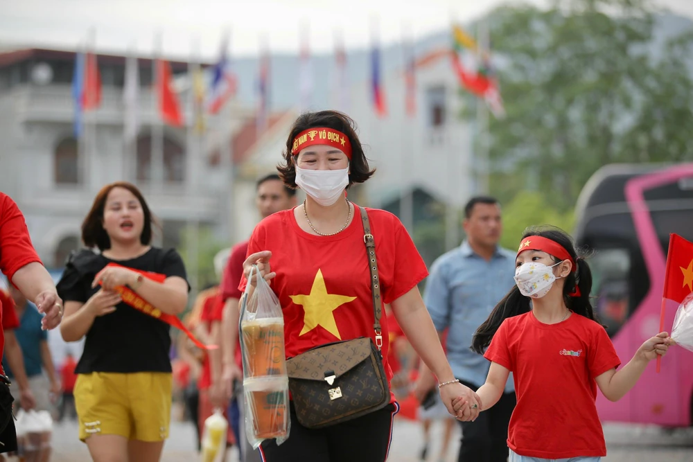 Người hâm mộ nô nức vào sân Cẩm Phả. ẢNH: ANH PHƯƠNG