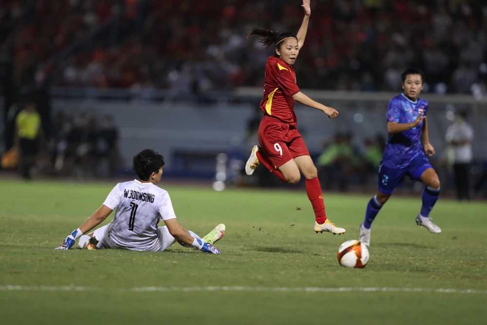 Huỳnh Như đi bóng vượt qua cả thủ môn Thái Lan và ghi bàn thắng vàng. ẢNH: ANH PHƯƠNG