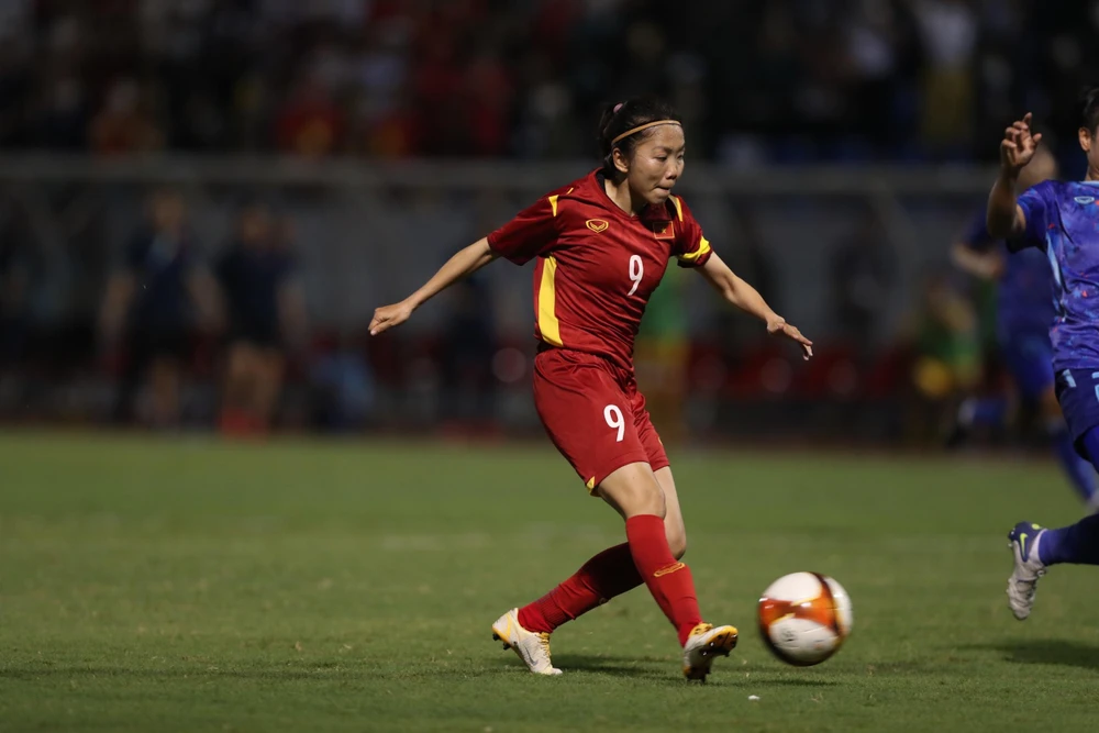 ... rồi sút bóng vào lưới trống ghi bàn thắng vàng mang lại chức vô địch SEA Games 31 cho Việt Nam.