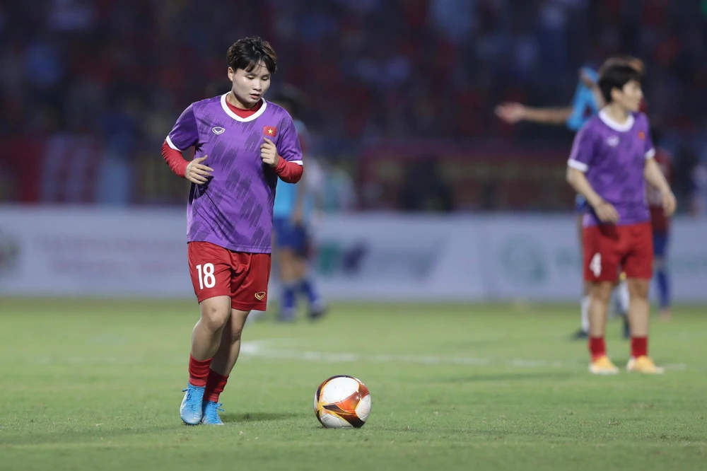 Nữ Việt Nam khởi động trước trận đấu. ẢNH: ANH PHƯƠNG