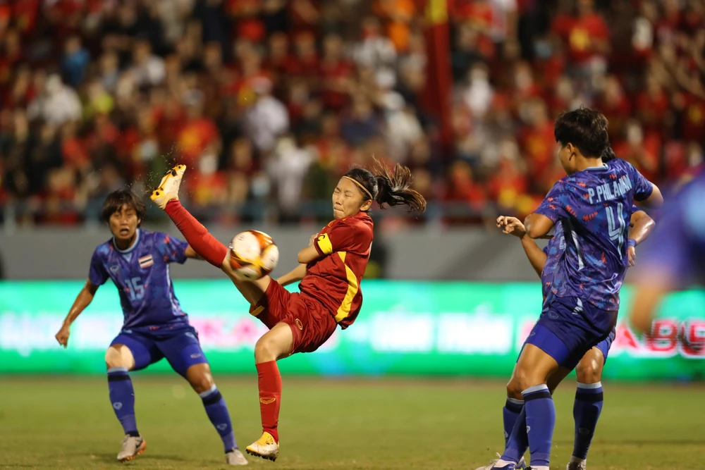 Huỳnh Như móc bóng đẹp mắt nhưng không thể ghi bàn. ẢNH: ANH PHƯƠNG