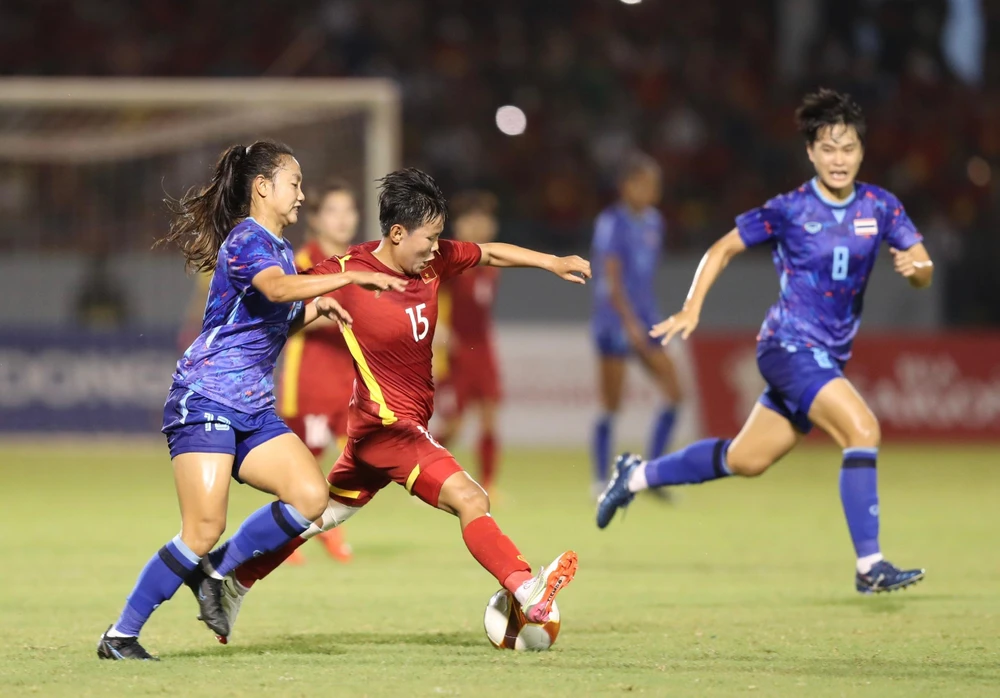 Bích Thùy đi bóng trước sự đeo bám của cầu thủ Thái Lan. ẢNH: ANH PHƯƠNG