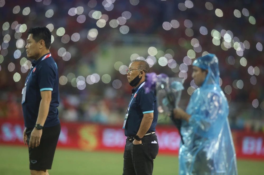 HLV Park Hang-seo theo dõi rất sát sao trận đấu. ẢNH: ANH PHƯƠNG