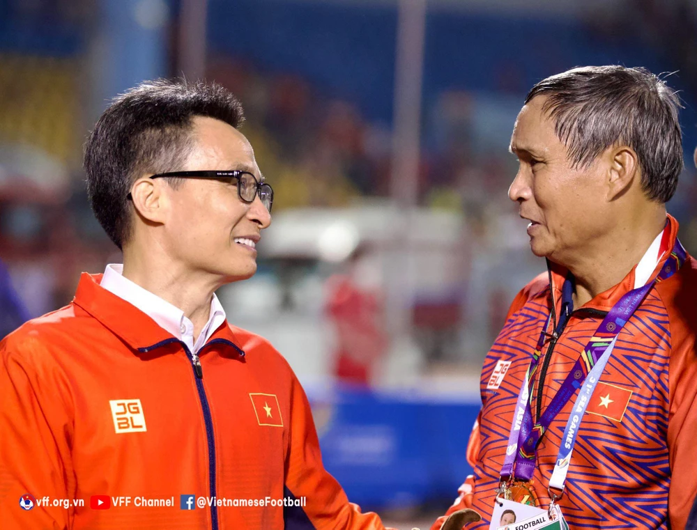 ... Và HLV Mai Đức Chung. ẢNH: VFF