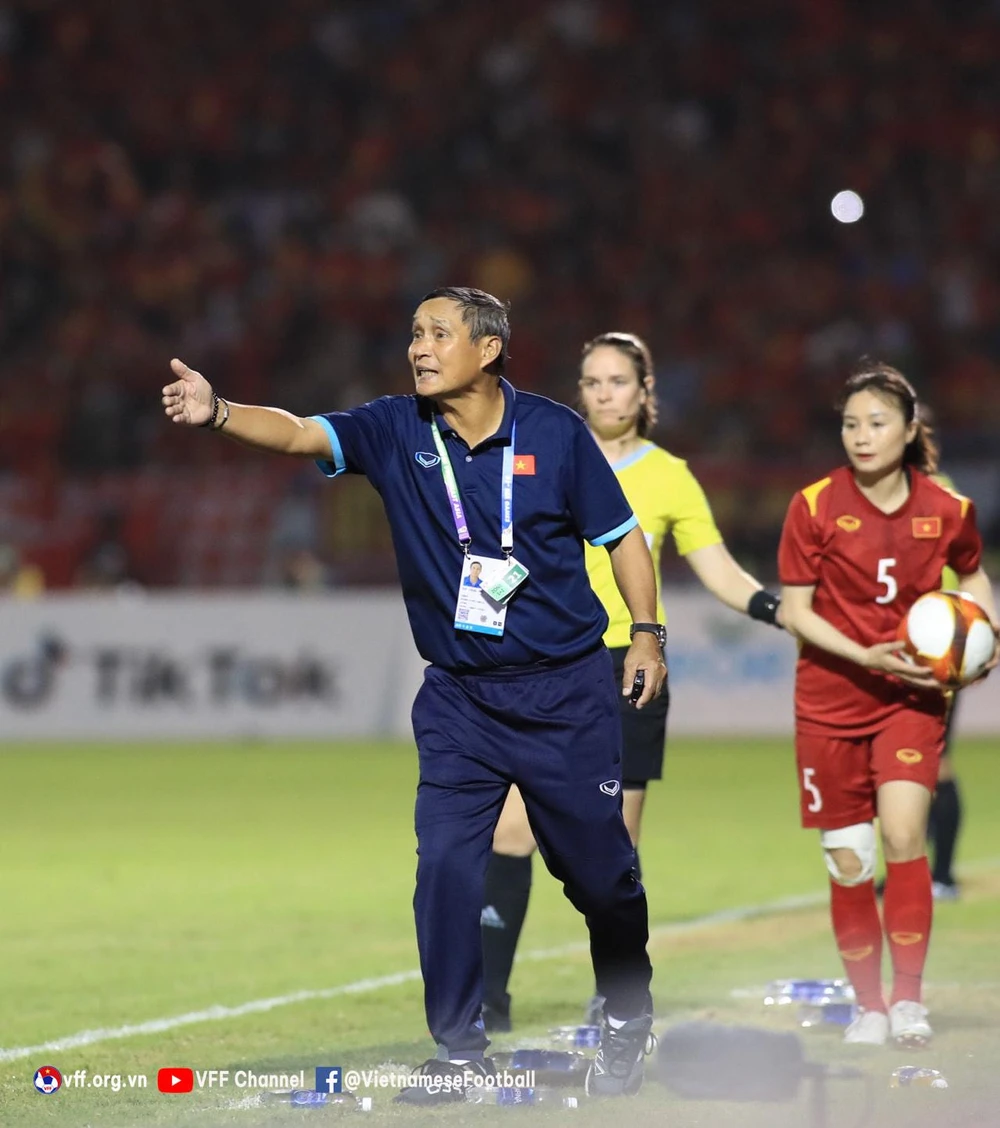 HLV Mai Đức Chung chỉ đạo các học trò trong trận chung kết với Thái Lan. ẢNH: VFF