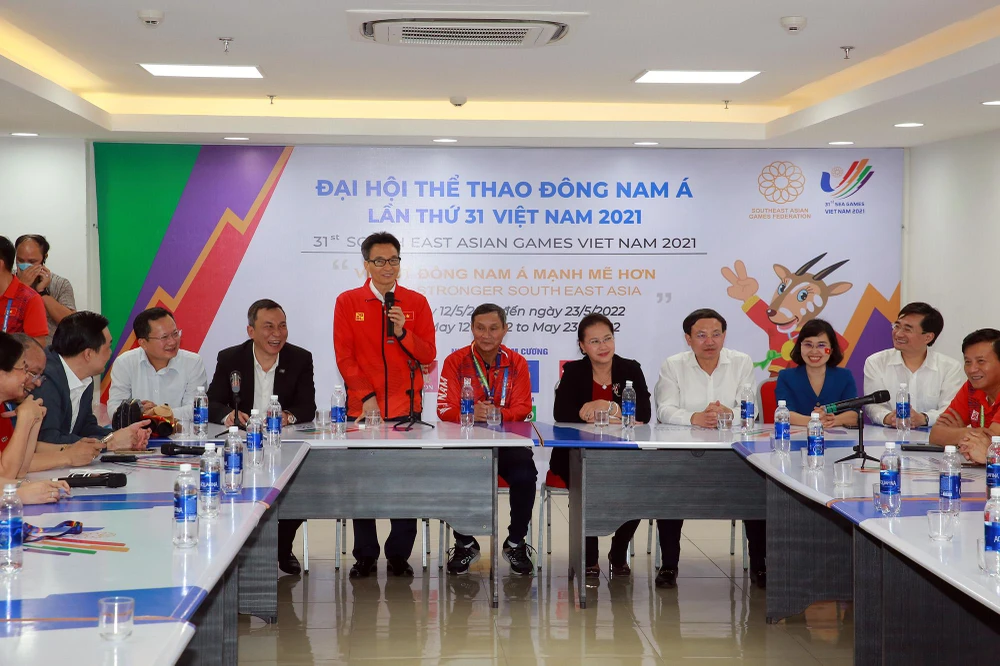 Nguyên Chủ tịch Quốc hội Nguyễn Thị Kim Ngân và Phó thủ tướng Vũ Đức Đam chúc mừng đội tuyển nữ Việt Nam. ẢNH: VFF