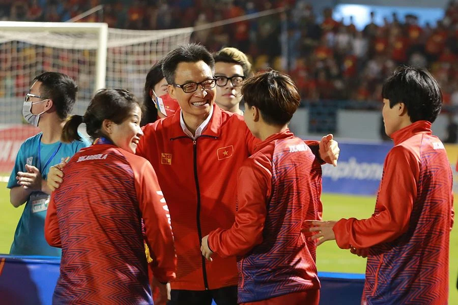 Phó thủ tướng Vũ Đức Đam chúc mừng các nữ tuyển thủ... ẢNH: VFF