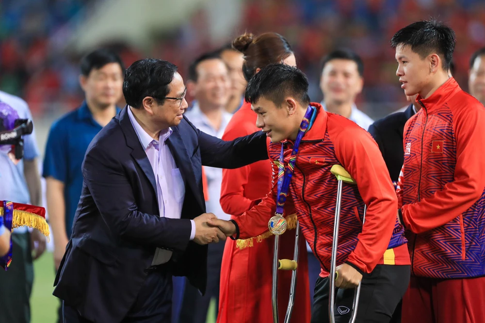 Thủ tướng trao HCV và động viên Lê Văn Xuân, người vắng mặt trong trận chung kết vì chấn thương rất nặng ở trận bán kết với Malaysia.