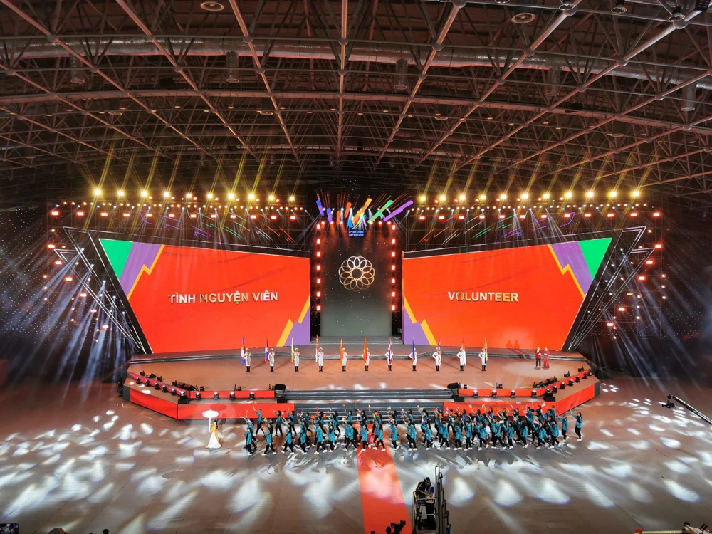 Vình danh các tình nguyện viên.