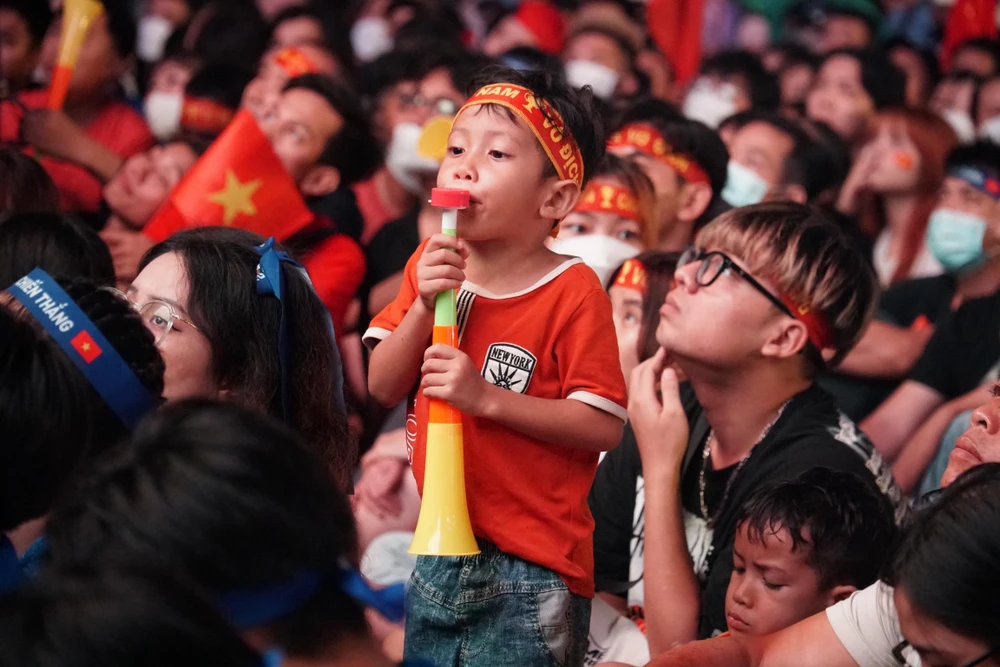 Nhiều trẻ em cùng ba mẹ đến xem bóng đá. Ảnh: BẢO PHƯƠNG Nhiều trẻ em cùng ba mẹ đến xem bóng đá. Ảnh: BẢO PHƯƠNG
