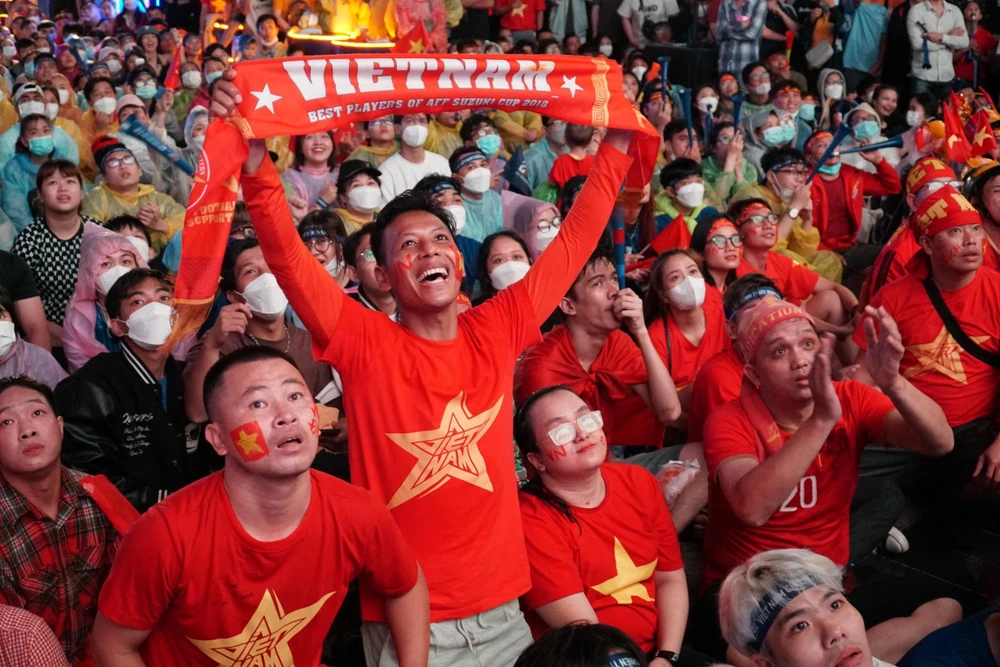 Nhiều người mang theo băng rôn, kèn,... cổ vũ cho đội tuyển. Ảnh: BẢO PHƯƠNG Nhiều người mang theo băng rôn, kèn,... cổ vũ cho đội tuyển. Ảnh: BẢO PHƯƠNG