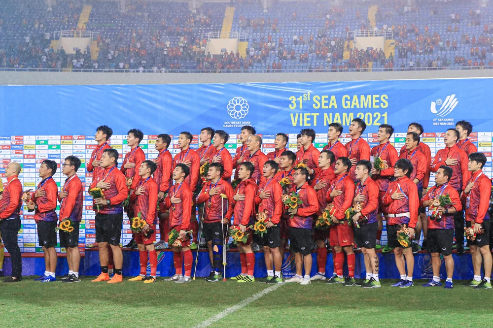 Quốc ca của quốc gia giành HCV Việt Nam được cử lên.