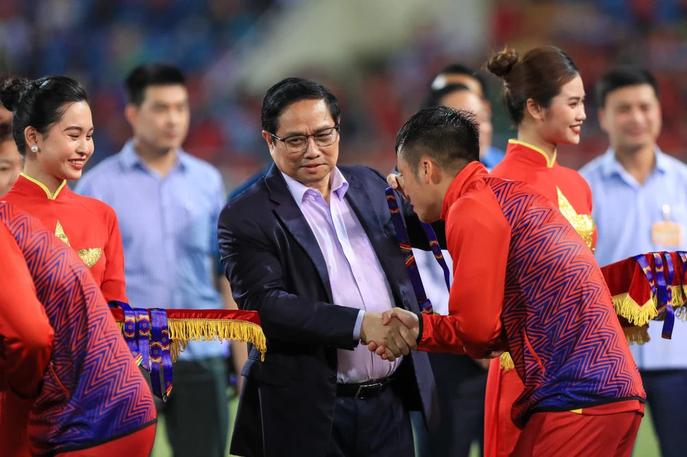 Thủ tướng Phạm Minh Chính trao HCV cho các cầu thủ U-23 Việt Nam.