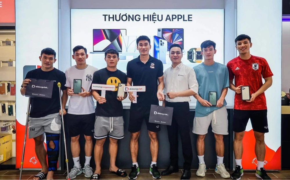 Các cầu thủ U-23 Việt Nam nhận món quà iPhone 13 Pro Max.