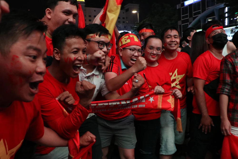 Các CĐV ăn mừng khi Việt Nam ghi bàn ở phút 84. Ảnh: HUỲNH THƠ Các CĐV ăn mừng khi Việt Nam ghi bàn ở phút 84. Ảnh: HUỲNH THƠ