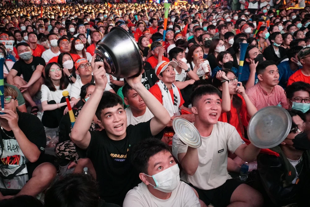 Nhiều người mang theo nồi niêu, xoong chảo đến tiếp lửa cho đội nhà. Ảnh: BẢO PHƯƠNG Nhiều người mang theo nồi niêu, xoong chảo đến tiếp lửa cho đội nhà. Ảnh: BẢO PHƯƠNG