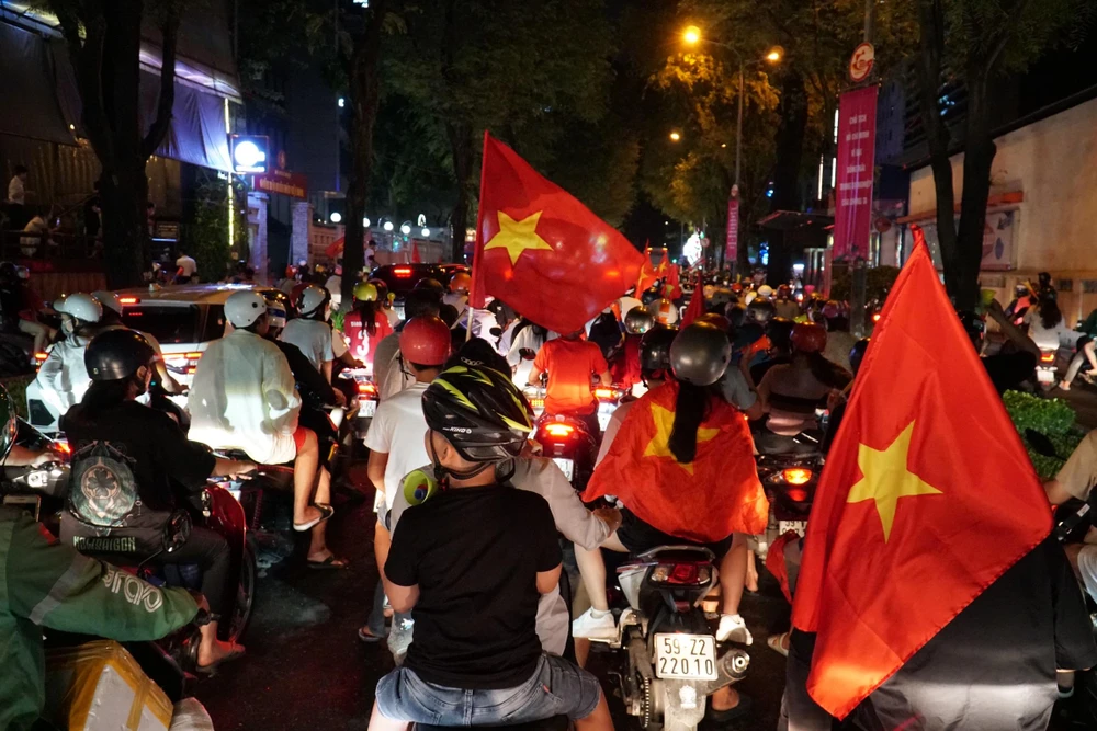 0 giờ, đường phố TP.HCM kẹt cứng người đi bão. Ảnh: BẢO PHƯƠNG 0 giờ, đường phố TP.HCM kẹt cứng người đi bão. Ảnh: BẢO PHƯƠNG