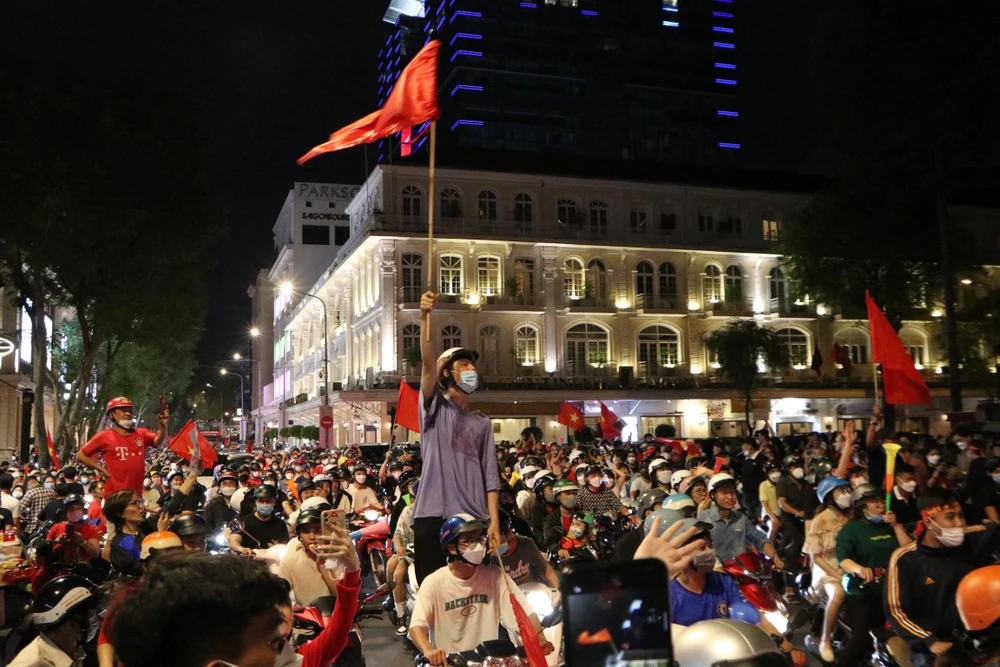 Các khẩu hiệu "Việt Nam vô địch", "Việt Nam chiến thắng" được người hâm mộ Việt Nam và cả du khách nước ngoài cùng hô to trên các tuyến đường tại TP.HCM. Ảnh: Huỳnh Thơ Các khẩu hiệu "Việt Nam vô địch", "Việt Nam chiến thắng" được người hâm mộ Việt Nam và cả du khách nước ngoài cùng hô to trên các tuyến đường tại TP.HCM. Ảnh: Huỳnh Thơ