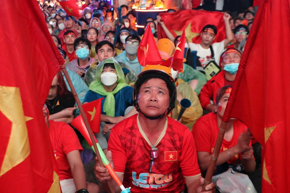 Ông Nguyễn Răn cùng gia đình đội mưa đi từ huyện Hóc Môn (TP.HCM) để cổ vũ cho đội tuyển, "Tôi đã đội mưa từ Hóc Môn xuống để hoà chung không khí cùng mọi người cổ vũ cho U-23 chiến thắng, tôi hi vọng Việt Nam sẽ giành ngôi vô địch SEA Games 31". Ảnh: HUỲNH THƠ Ông Nguyễn Răn cùng gia đình đội mưa đi từ huyện Hóc Môn (TP.HCM) để cổ vũ cho đội tuyển, "Tôi đã đội mưa từ Hóc Môn xuống để hoà chung không khí cùng mọi người cổ vũ cho U-23 chiến thắng, tôi hi vọng Việt Nam sẽ giành ngôi vô địch SEA Games 31". Ảnh: HUỲNH THƠ