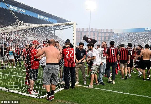 Các CĐV AC Milan tràn vào sân. ẢNH: REUTERS